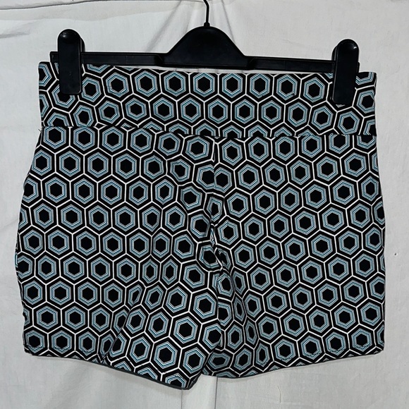 black blue & white geometric International Concepts pull on shorts size 6 - Picture 2 of 3